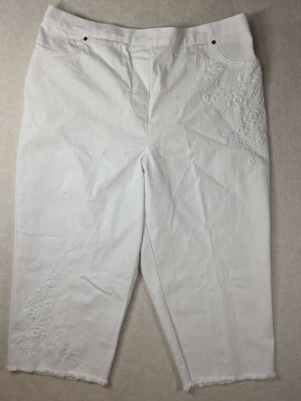 Alfred Dunner White Petite Capris Floral Embroidery